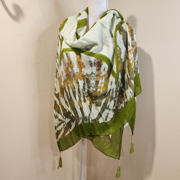 BCBGENERATION Large Green Graphic Wrap Scarf  Beachy Cover all - Picture 5 of 9